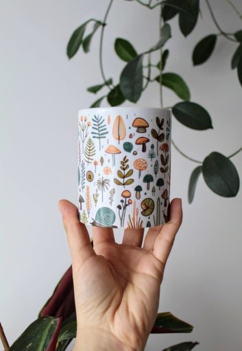Zdjęcie oferty: Kubek z rysunkami grzybków i roślin oraz ślimaków, Doodle, 330ml