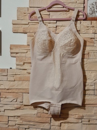 Zdjęcie oferty: BODY modelujące TRIUMPH 100C 44C NUDE