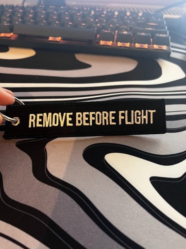 Zdjęcie oferty: brelok haftowany "remove before flight" czarny