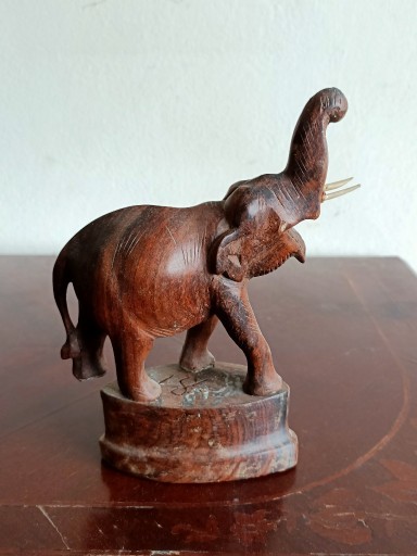 Zdjęcie oferty: Figurka słonia z drewna egzotycznego.