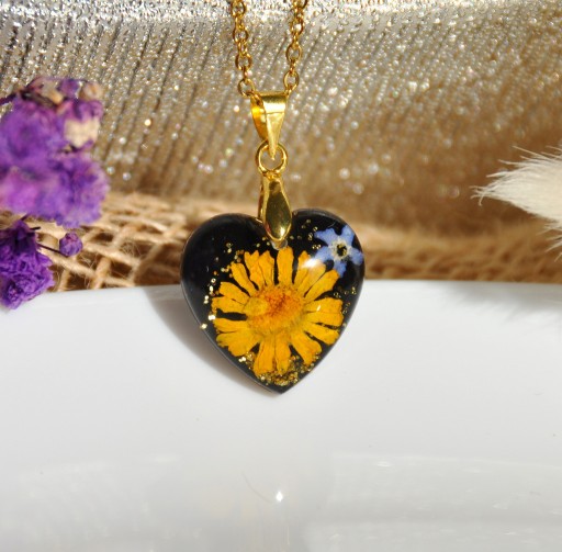 Zdjęcie oferty: Serce z żółtym kwiatkiem.Biżuteria z żywicy.