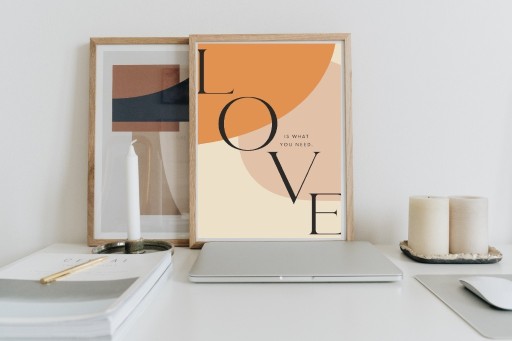 Zdjęcie oferty: PLAKAT A4  LOVE IS WHAT YOU NEED na grubym papierz