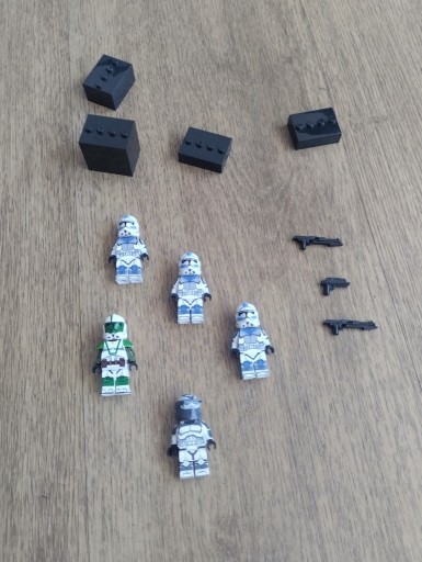 Zdjęcie oferty: 5 figurek i 3 bronie jak lego star wars (nie LEGO)