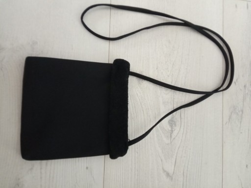 Zdjęcie oferty: Nowa mała czarna torebka na ramię na suwak Avon