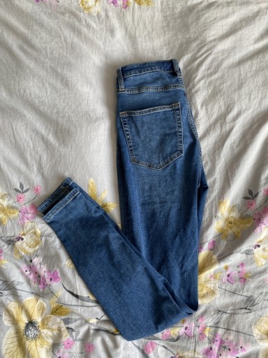 Zdjęcie oferty: Spodnie jeansowe rurki S 36