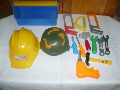 Zdjęcie oferty: Zestaw skrzynka z narzędziami, kask, hełm wojskowy