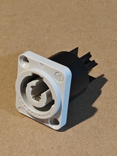 Zdjęcie oferty: Neurik NAC3MPXXA Złącze 230V Gniazdo POWERCON IN.