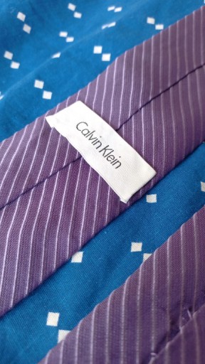 Zdjęcie oferty: wąski, fioletowy krawat Calvin Klein 100% jedwabiu