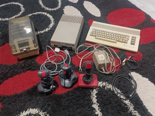 Zdjęcie oferty: Commodore 64 oraz napęd  commodore 1541 z grami 