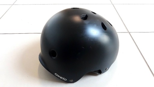 Zdjęcie oferty: czarny kask dziecięcy OXELO Play 5 SK564 55-58 cm 