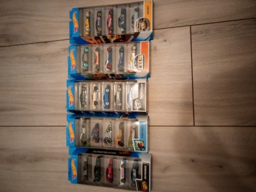 Zdjęcie oferty: Zestaw nowych samochodzików hot wheels 25sztuk