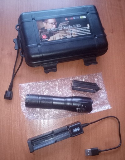 Zdjęcie oferty: Mocna latarka wojskowa akumulatorowa Led 1000Lm Zoom etui ładowanie USB