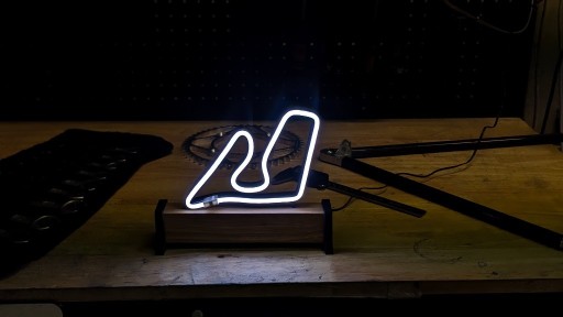 Zdjęcie oferty: Statuetka NEON LED - Tor Red Bull Lampka F1 