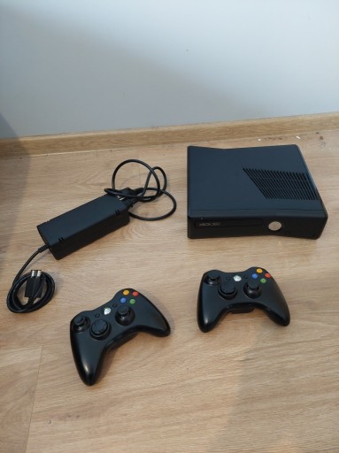 Zdjęcie oferty: Xbox 360 Slim 250 GB 2x Pad Zasilacz 