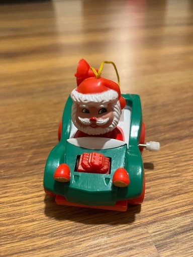 Zdjęcie oferty: Zabawka / Bombka Mikołaj w samochodzie