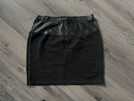 Zdjęcie oferty: Czarna spódnica Hugo Boss ze skórzaną wstawką L/XL