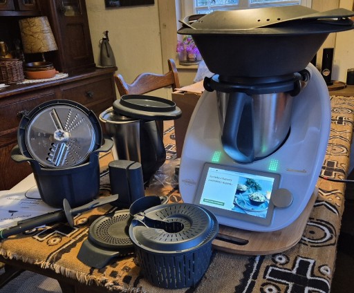 Zdjęcie oferty: Thermomix TM6 na gwarancji + dodatkowe akcesoria