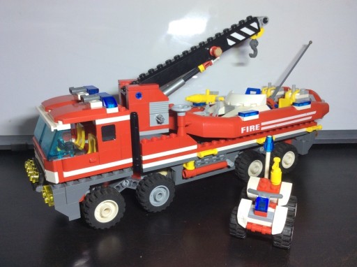 Zdjęcie oferty: LEGO City Wóz strażacki z motorówką 7213