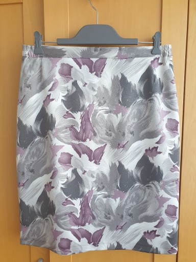 Zdjęcie oferty: Spódnica w kwiaty-szaro-biało-fioletowa (rozm. M/L