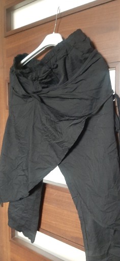 Zdjęcie oferty: Czarne gnieciuchy z fartuszkiem spodnie rybaczki
