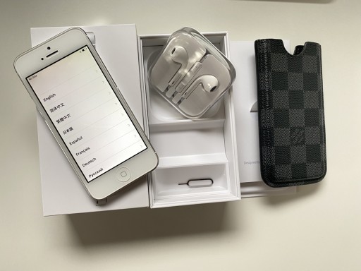 Zdjęcie oferty: Biało- srebrny iPhone 5 16 GB słuchawki + etui LV