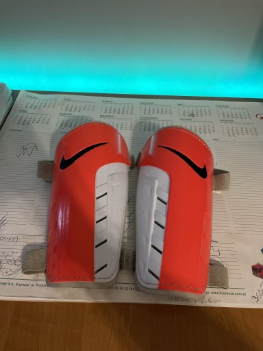 Zdjęcie oferty: Ochraniacze piłkarskie Nike