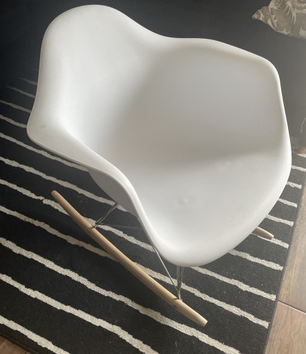 Zdjęcie oferty: Ładny fotel bujany Plastikowy drewniane płozy