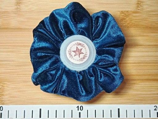 Zdjęcie oferty: Aksamitna scrunchie średniej wielkości w kolorze morskim