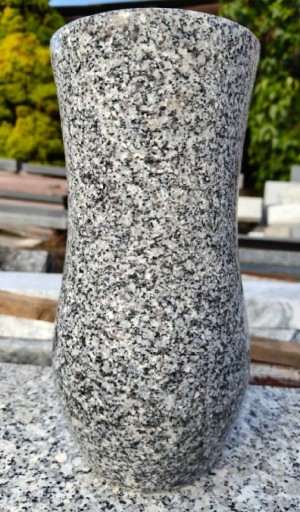 Zdjęcie oferty: Wazon granitowy nagrobny Strzelin (Wład gratis) 