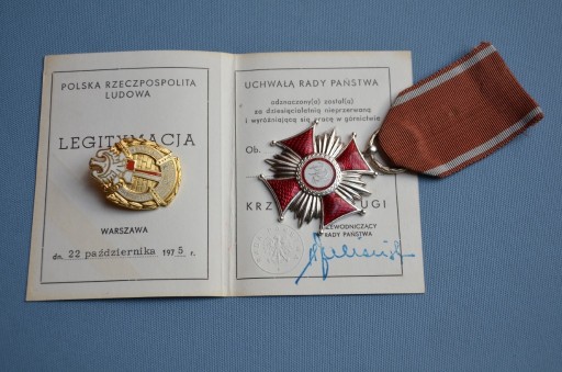 Zdjęcie oferty: Krzyż Zasługi + legitymacja + odznaka