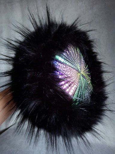 Zdjęcie oferty: Czarna futrzana czapka, toczek zimowy z tęczowymi elementami