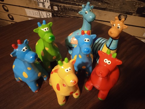 Zdjęcie oferty: Urocze żyrafki, figurki żyrafy kolorowe, kolekcja 7 sztuk