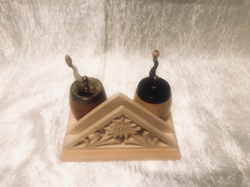 Zdjęcie oferty: 2 drewniane młynki beczułki i serwetnik drewniany 