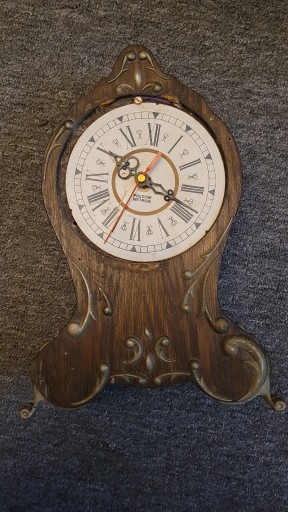 Zdjęcie oferty: Zegar stojący prl z metalowymi zdobieniami