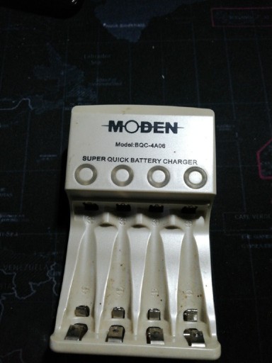 Zdjęcie oferty: Ładowarką do akumulatorów AAA -AA NI-MH oraz Ni-Cd