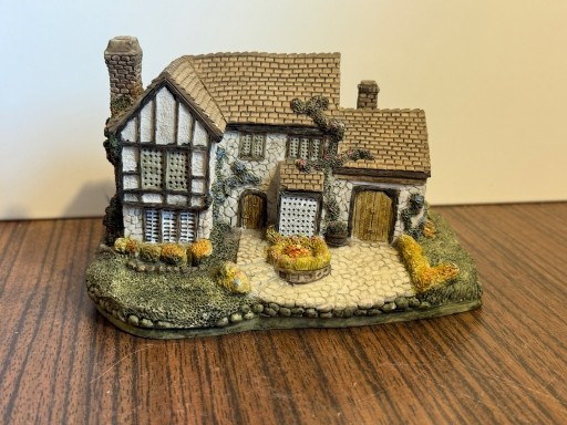 Zdjęcie oferty: Figurka domku wiejskiego – Academy – ręcznie malowana 