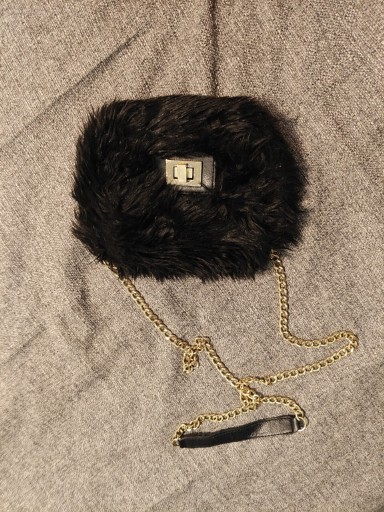 Zdjęcie oferty: Czarna torebka kopertówka marki H&M z futerka, 