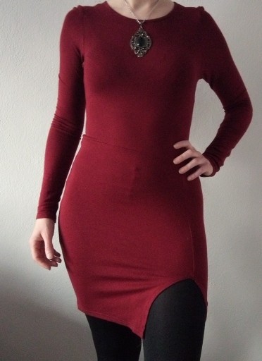 Zdjęcie oferty: Bordowa sukienka z rozcięciem missguided