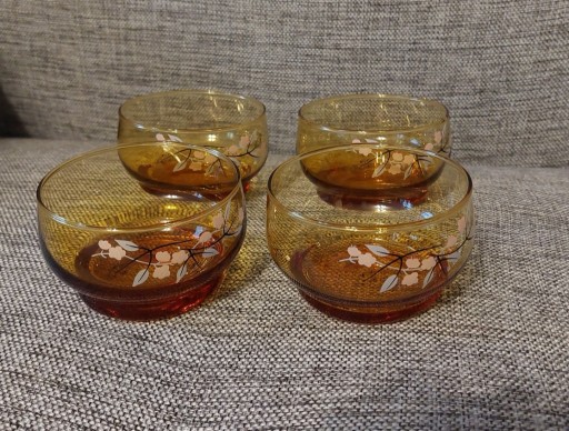 Zdjęcie oferty: KOMPLET BURSZTYNOWYCH MISECZEK SZKLANYCH Z KWIATOWYM WZOREM – VINTAGE PRL
