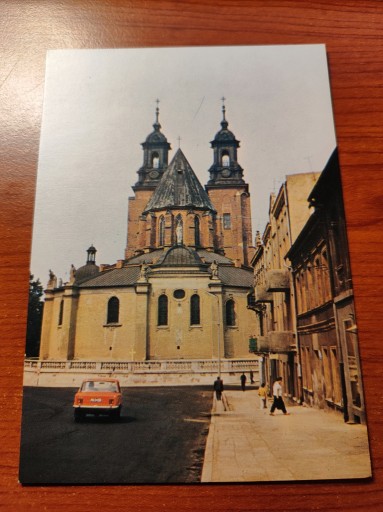 Zdjęcie oferty: Pocztówka Stare auta Duży Fiat Gniezno katedra
