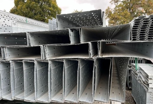 Zdjęcie oferty: Profil C 300 x 100 mm długość 3 mb gr 2mm perforowany