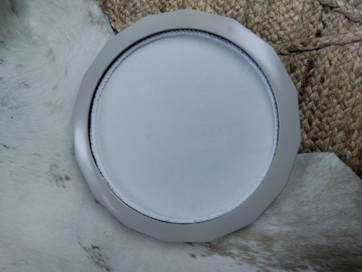 Zdjęcie oferty: Okrągła ramka gablotka biało beżowa 