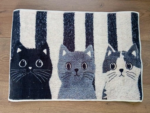 Zdjęcie oferty: Dywanik łazienkowy z trzema kotami