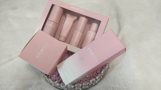 Zdjęcie oferty: zestaw kosmetyków kylie skin by Kylie Jenner 