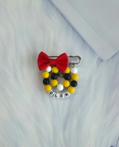 Zdjęcie oferty: Przypinka , broszka do wózka z czerwoną kokardą