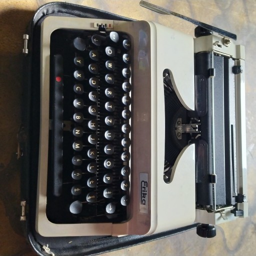 Zdjęcie oferty: Maszyna do pisania Erika w walizce