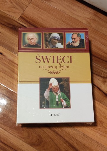 Zdjęcie oferty: Książka "Święci na każdy dzień" - w ozdobnym etui!