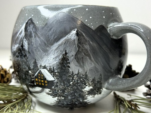 Zdjęcie oferty: Ręcznie malowany okrągły kubek baryłka z górami.