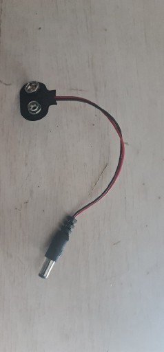 Zdjęcie oferty: Koszyk baterii  6F22 (9V) z wtykiem DC 5.5x2.1 mm