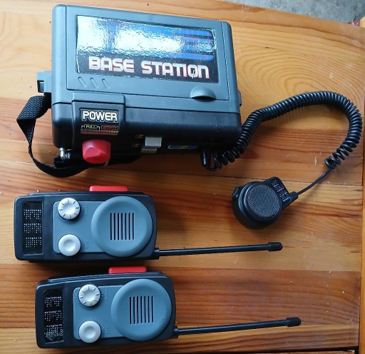 Zdjęcie oferty: Walkie talkie zestaw baza plus dwie krótkofalówki podchody